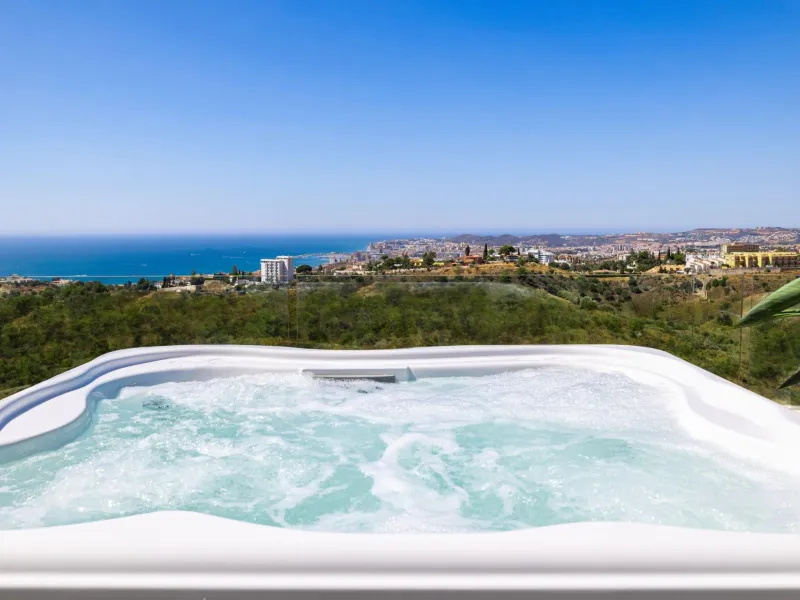 Exclusive New Build Residences in El Higuerón, Costa del Sol& & Modern Living Surrounded by Nature and Sea Views& Discover this exclusive residential development in El Higuerón, located in one of the most prestigious areas of the Costa del Sol. N