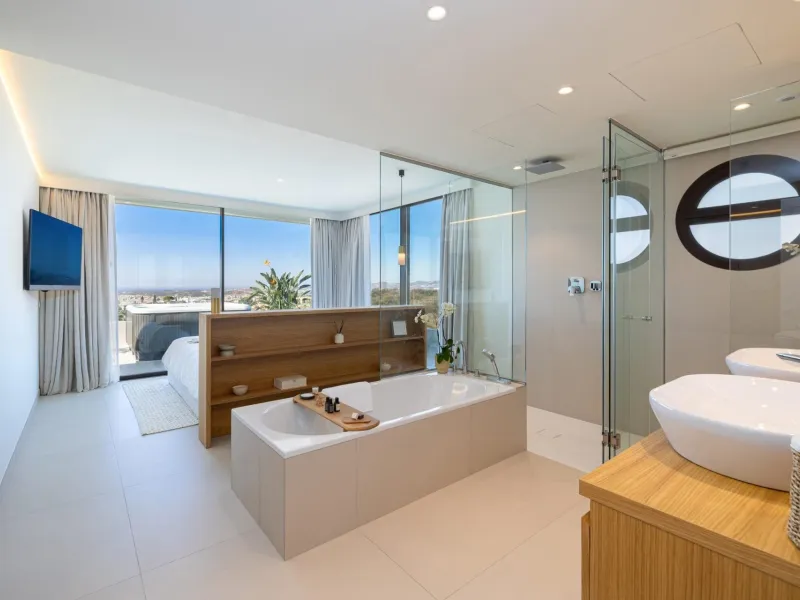 Exclusive New Build Residences in El Higuerón, Costa del Sol& & Modern Living Surrounded by Nature and Sea Views& Discover this exclusive residential development in El Higuerón, located in one of the most prestigious areas of the Costa del Sol. N