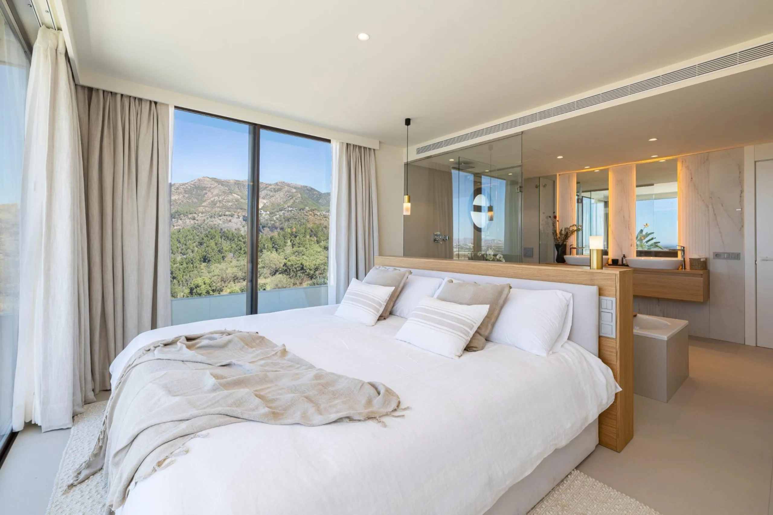 Exclusive New Build Residences in El Higuerón, Costa del Sol& & Modern Living Surrounded by Nature and Sea Views& Discover this exclusive residential development in El Higuerón, located in one of the most prestigious areas of the Costa del Sol. N