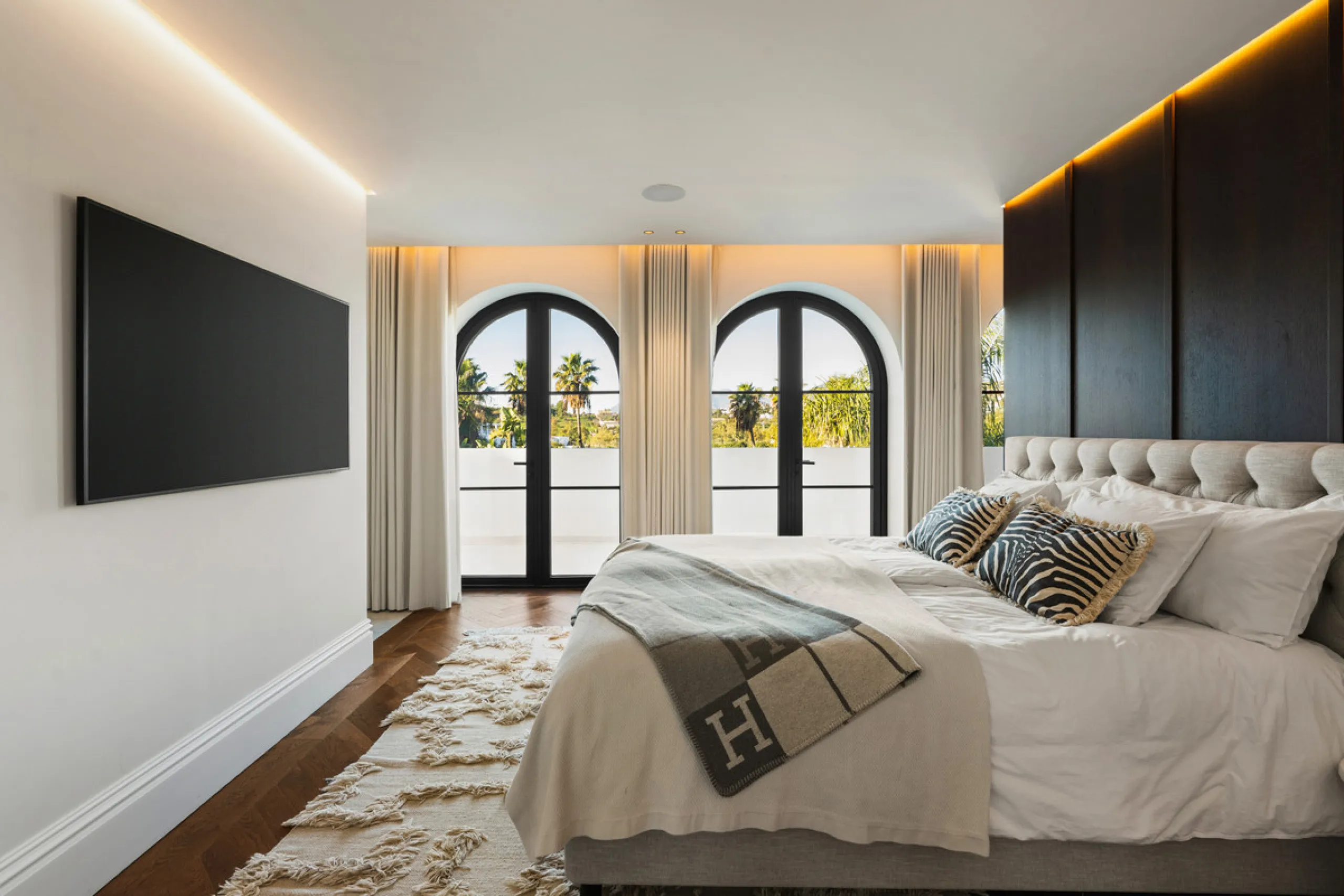 Introducing this exceptional family residence, set within one of the most sought-after gated communities in Los Naranjos, Nueva Andalucía, just moments from one of Marbella's finest golf courses.