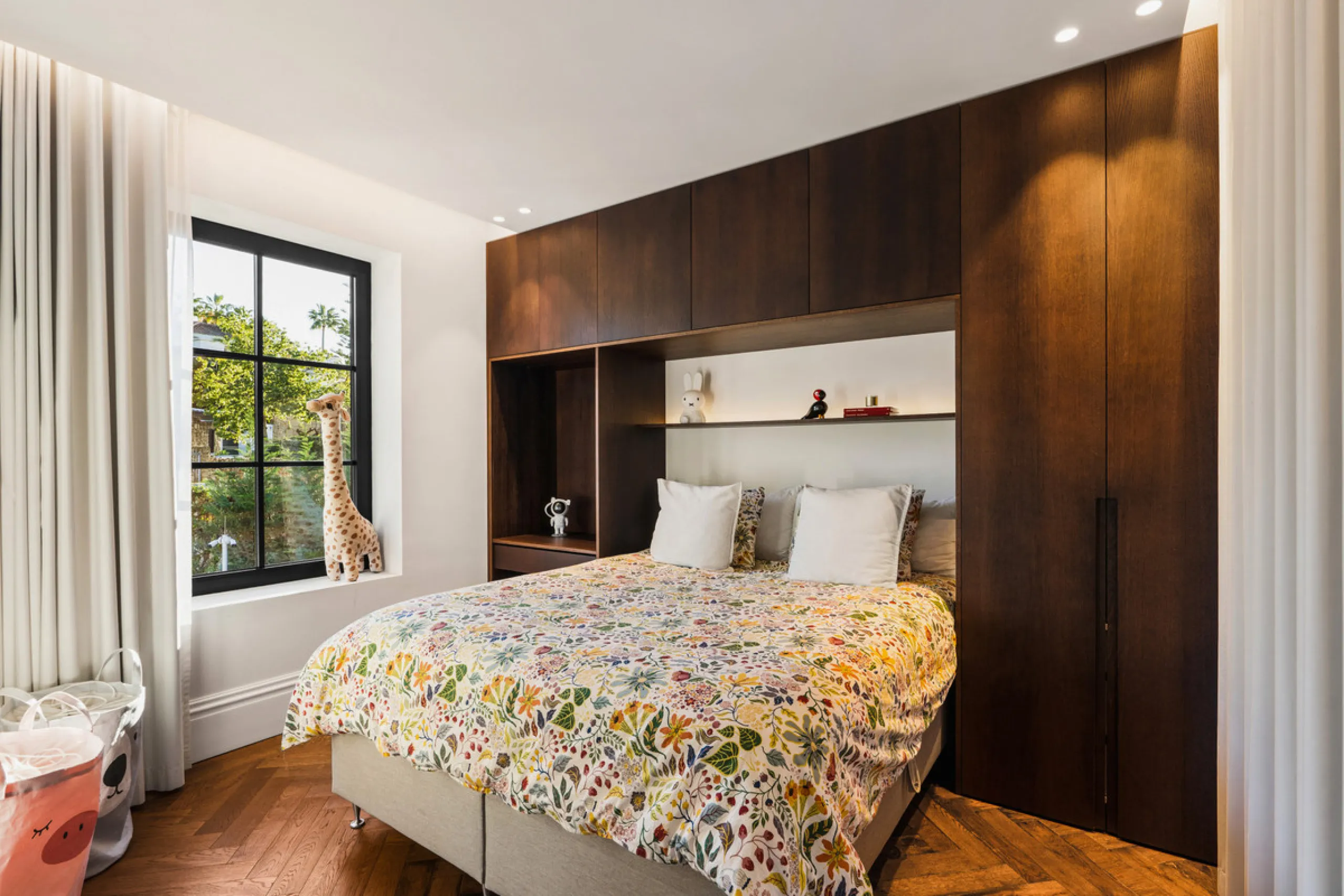 Introducing this exceptional family residence, set within one of the most sought-after gated communities in Los Naranjos, Nueva Andalucía, just moments from one of Marbella's finest golf courses.