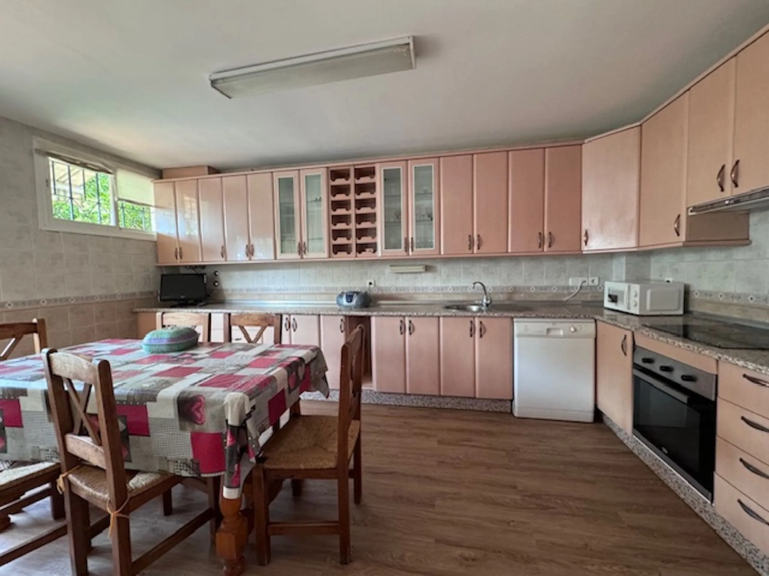 Nice townhouse is located in the sought after area of San Pedro de Alcántara. The house is located only a few minutes walking distance from the center of San Pedro and only 3 minutes by car from the beach. Entering the property you will find the spacious 