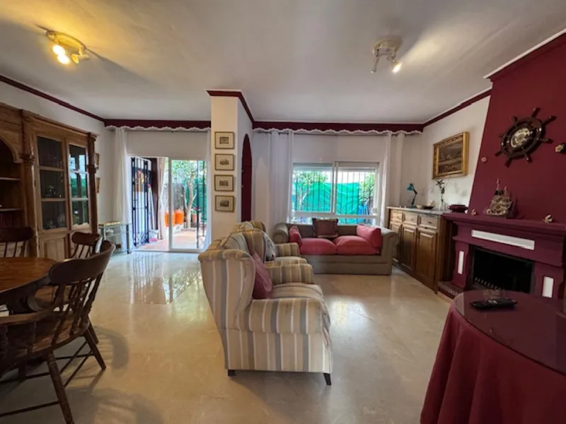 Nice townhouse is located in the sought after area of San Pedro de Alcántara. The house is located only a few minutes walking distance from the center of San Pedro and only 3 minutes by car from the beach. Entering the property you will find the spacious 