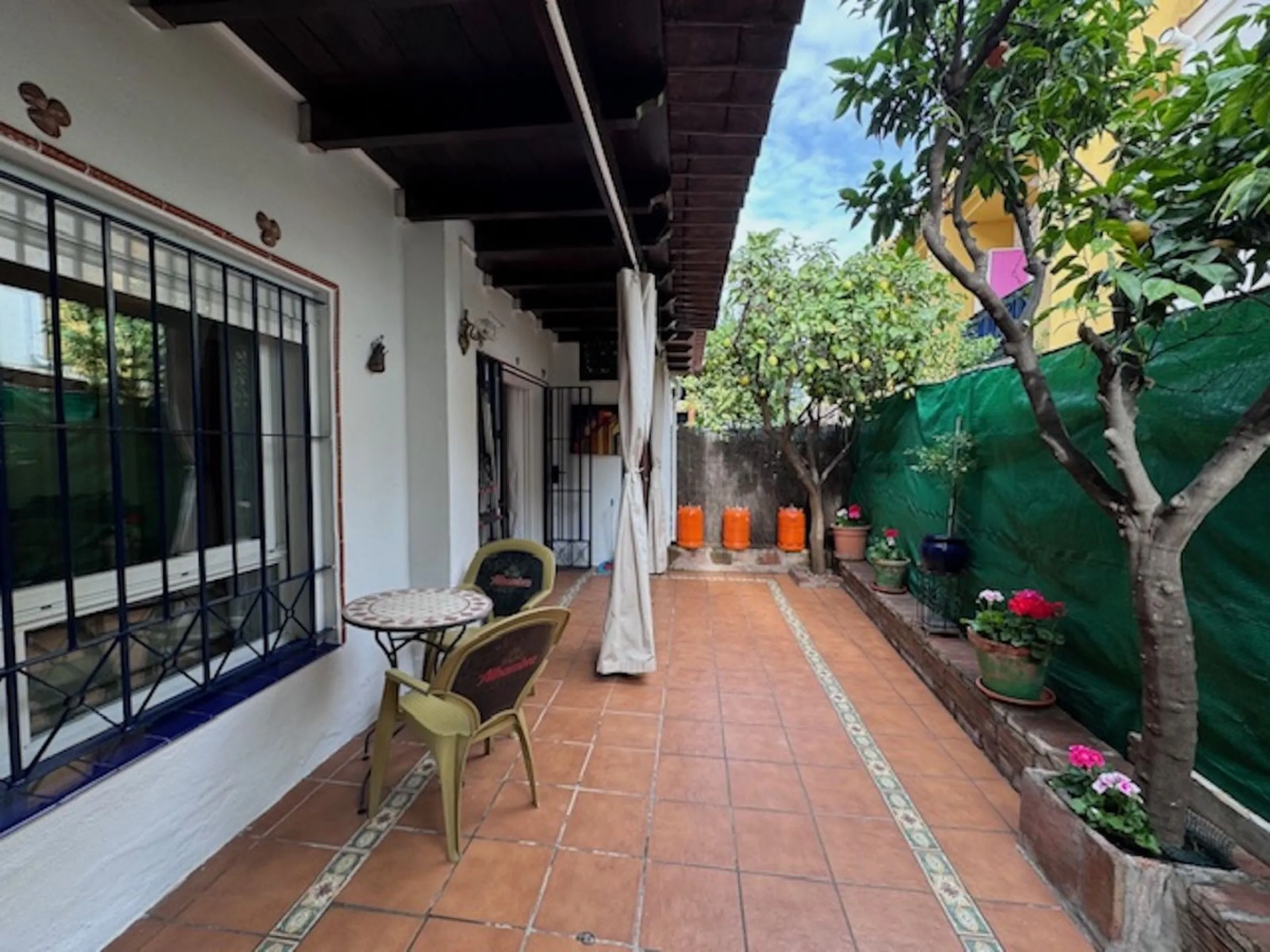Nice townhouse is located in the sought after area of San Pedro de Alcántara. The house is located only a few minutes walking distance from the center of San Pedro and only 3 minutes by car from the beach. Entering the property you will find the spacious 