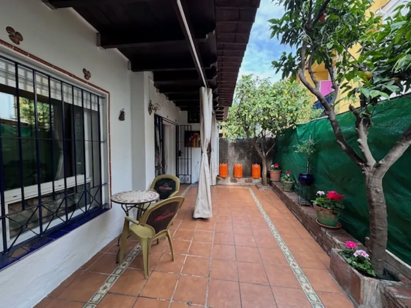 Nice townhouse is located in the sought after area of San Pedro de Alcántara. The house is located only a few minutes walking distance from the center of San Pedro and only 3 minutes by car from the beach. Entering the property you will find the spacious 