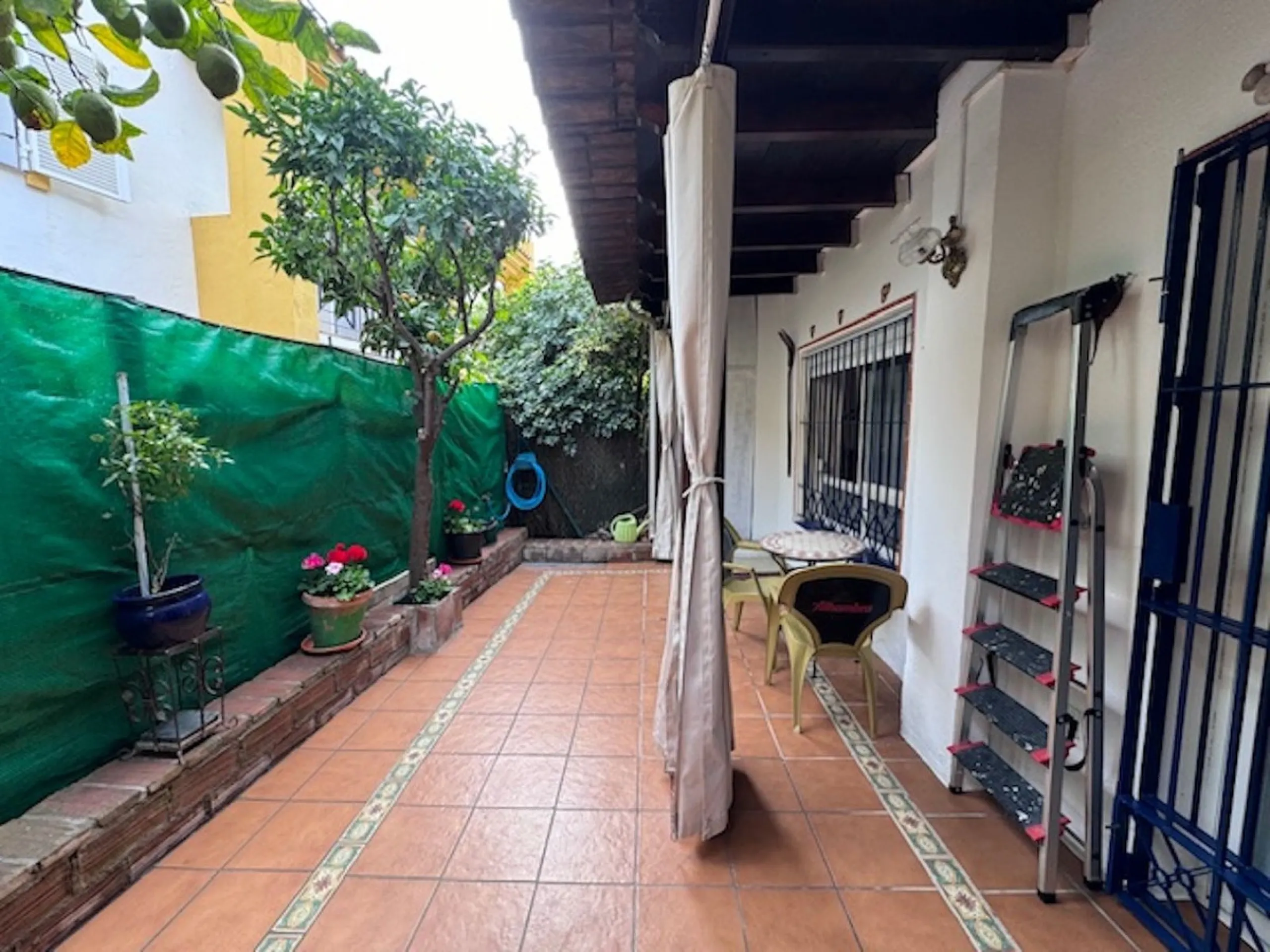 Nice townhouse is located in the sought after area of San Pedro de Alcántara. The house is located only a few minutes walking distance from the center of San Pedro and only 3 minutes by car from the beach. Entering the property you will find the spacious 