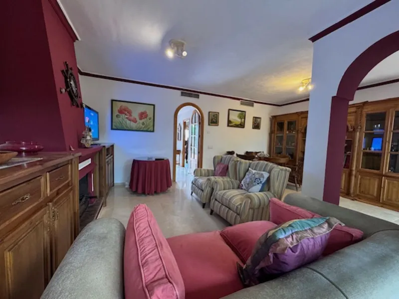 Nice townhouse is located in the sought after area of San Pedro de Alcántara. The house is located only a few minutes walking distance from the center of San Pedro and only 3 minutes by car from the beach. Entering the property you will find the spacious 