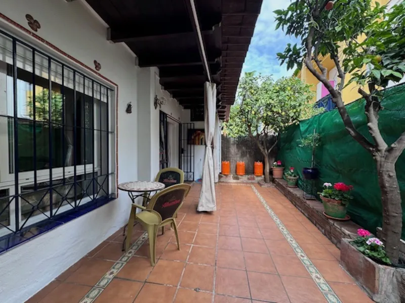 Nice townhouse is located in the sought after area of San Pedro de Alcántara. The house is located only a few minutes walking distance from the center of San Pedro and only 3 minutes by car from the beach. Entering the property you will find the spacious 