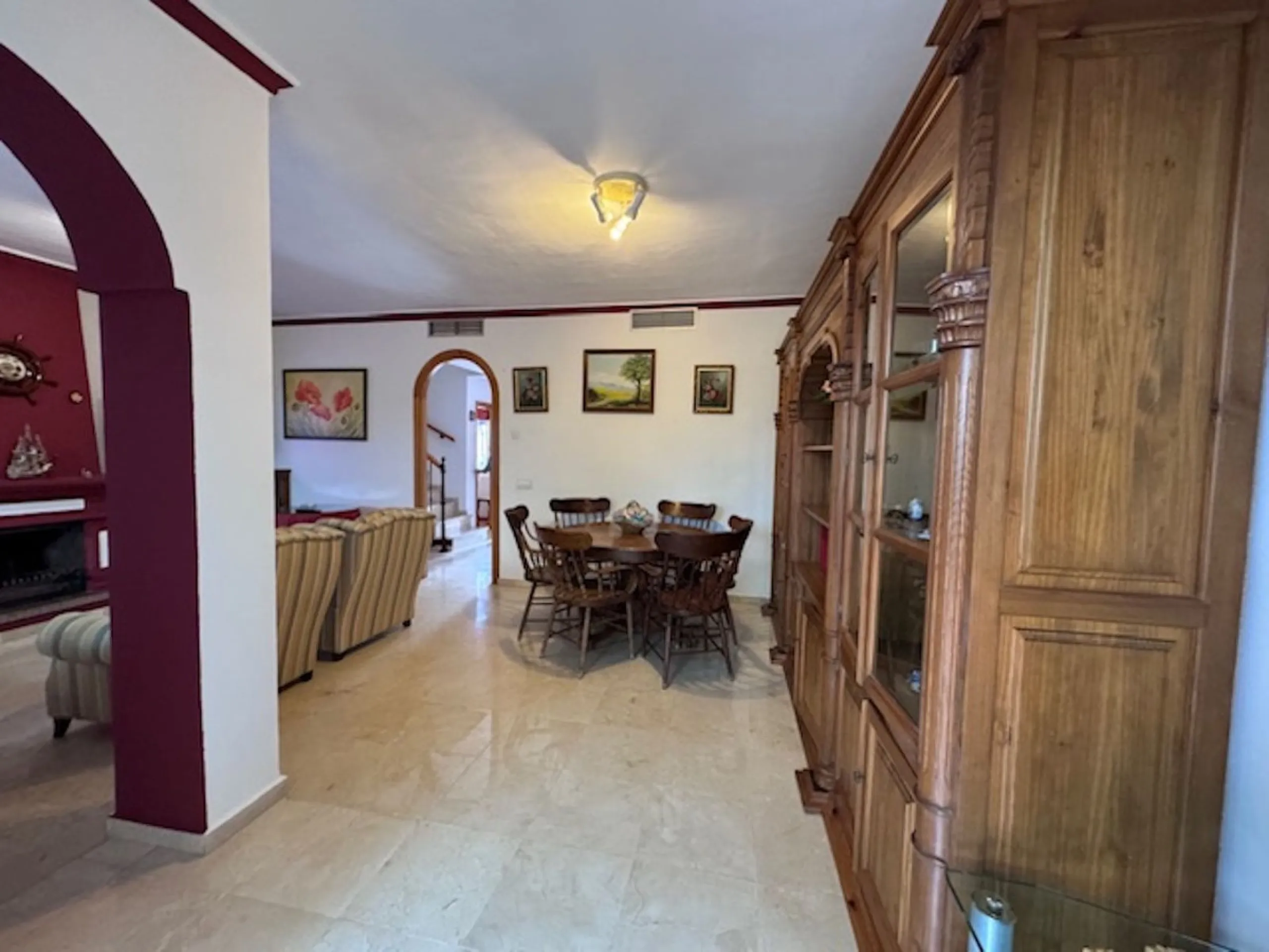 Nice townhouse is located in the sought after area of San Pedro de Alcántara. The house is located only a few minutes walking distance from the center of San Pedro and only 3 minutes by car from the beach. Entering the property you will find the spacious 
