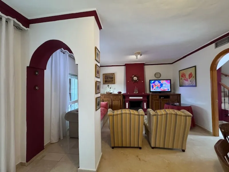 Nice townhouse is located in the sought after area of San Pedro de Alcántara. The house is located only a few minutes walking distance from the center of San Pedro and only 3 minutes by car from the beach. Entering the property you will find the spacious 
