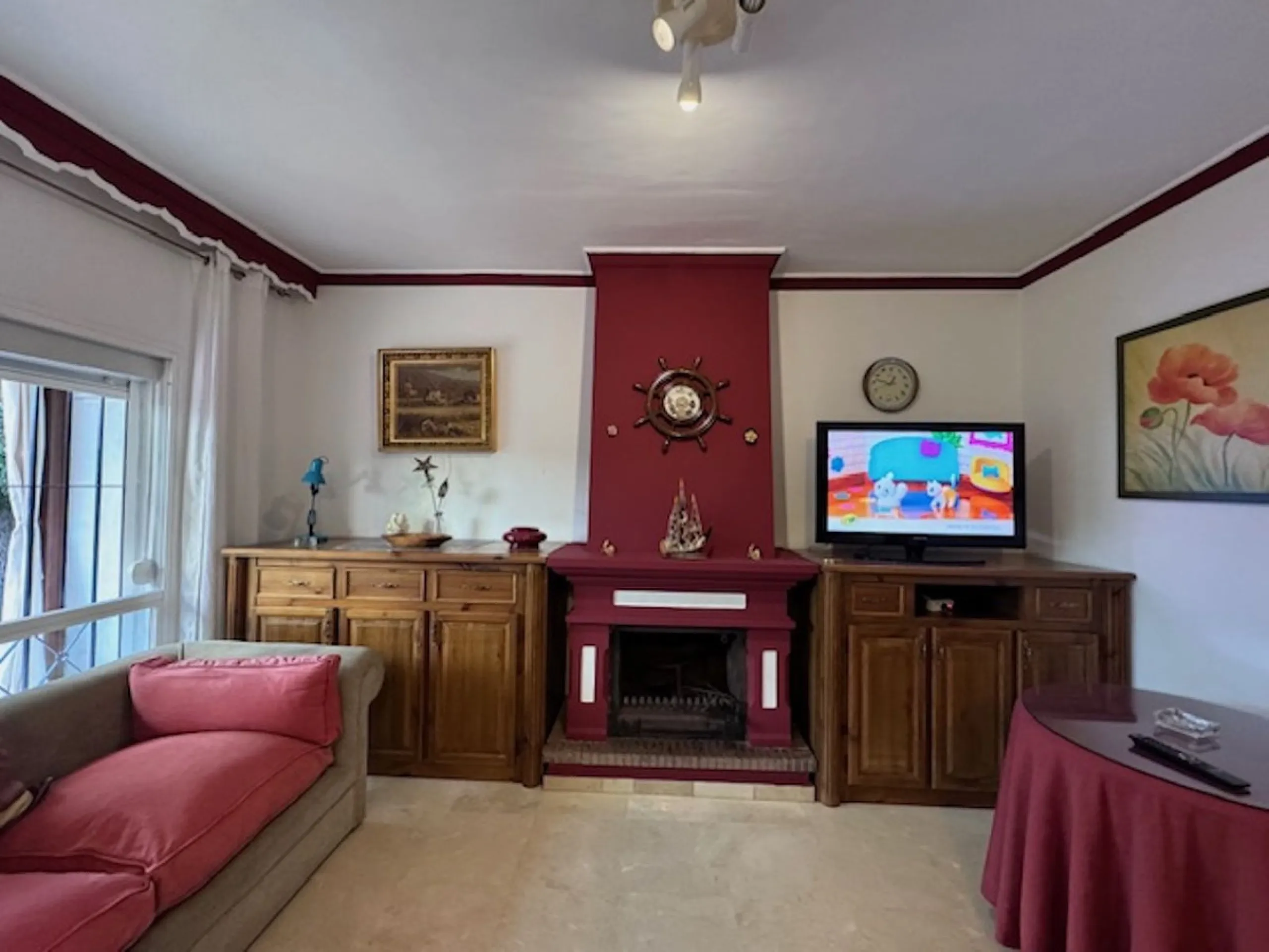 Nice townhouse is located in the sought after area of San Pedro de Alcántara. The house is located only a few minutes walking distance from the center of San Pedro and only 3 minutes by car from the beach. Entering the property you will find the spacious 