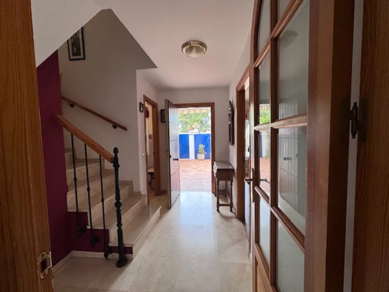 Nice townhouse is located in the sought after area of San Pedro de Alcántara. The house is located only a few minutes walking distance from the center of San Pedro and only 3 minutes by car from the beach. Entering the property you will find the spacious 