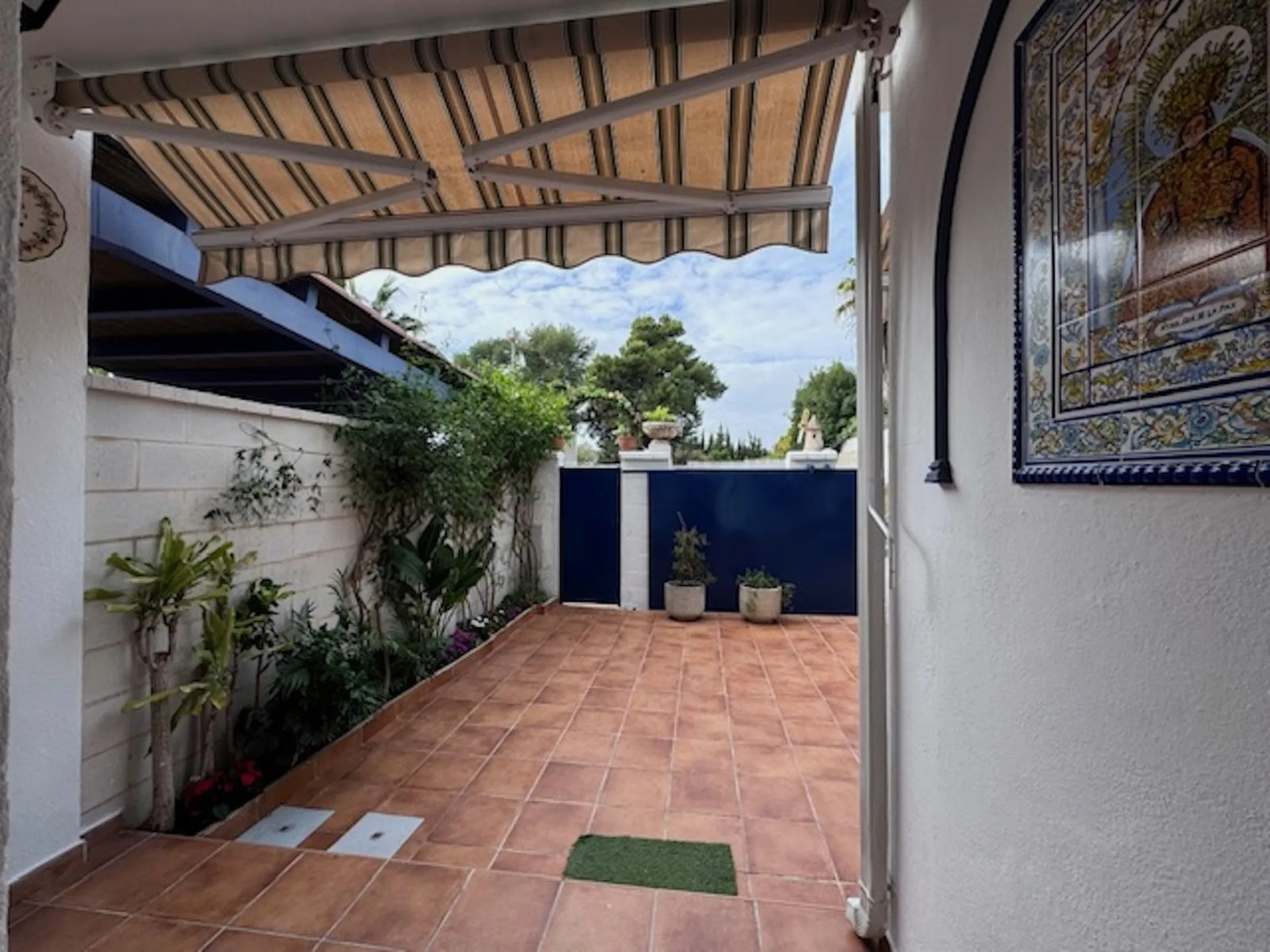 Nice townhouse is located in the sought after area of San Pedro de Alcántara. The house is located only a few minutes walking distance from the center of San Pedro and only 3 minutes by car from the beach. Entering the property you will find the spacious 