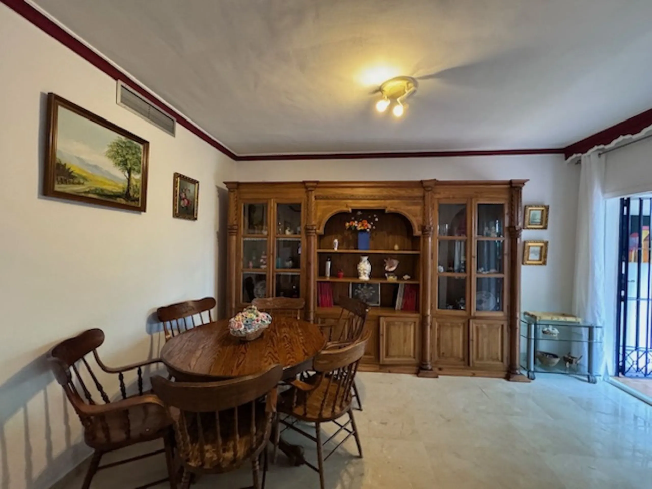 Nice townhouse is located in the sought after area of San Pedro de Alcántara. The house is located only a few minutes walking distance from the center of San Pedro and only 3 minutes by car from the beach. Entering the property you will find the spacious 