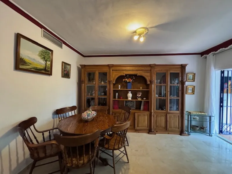 Nice townhouse is located in the sought after area of San Pedro de Alcántara. The house is located only a few minutes walking distance from the center of San Pedro and only 3 minutes by car from the beach. Entering the property you will find the spacious 