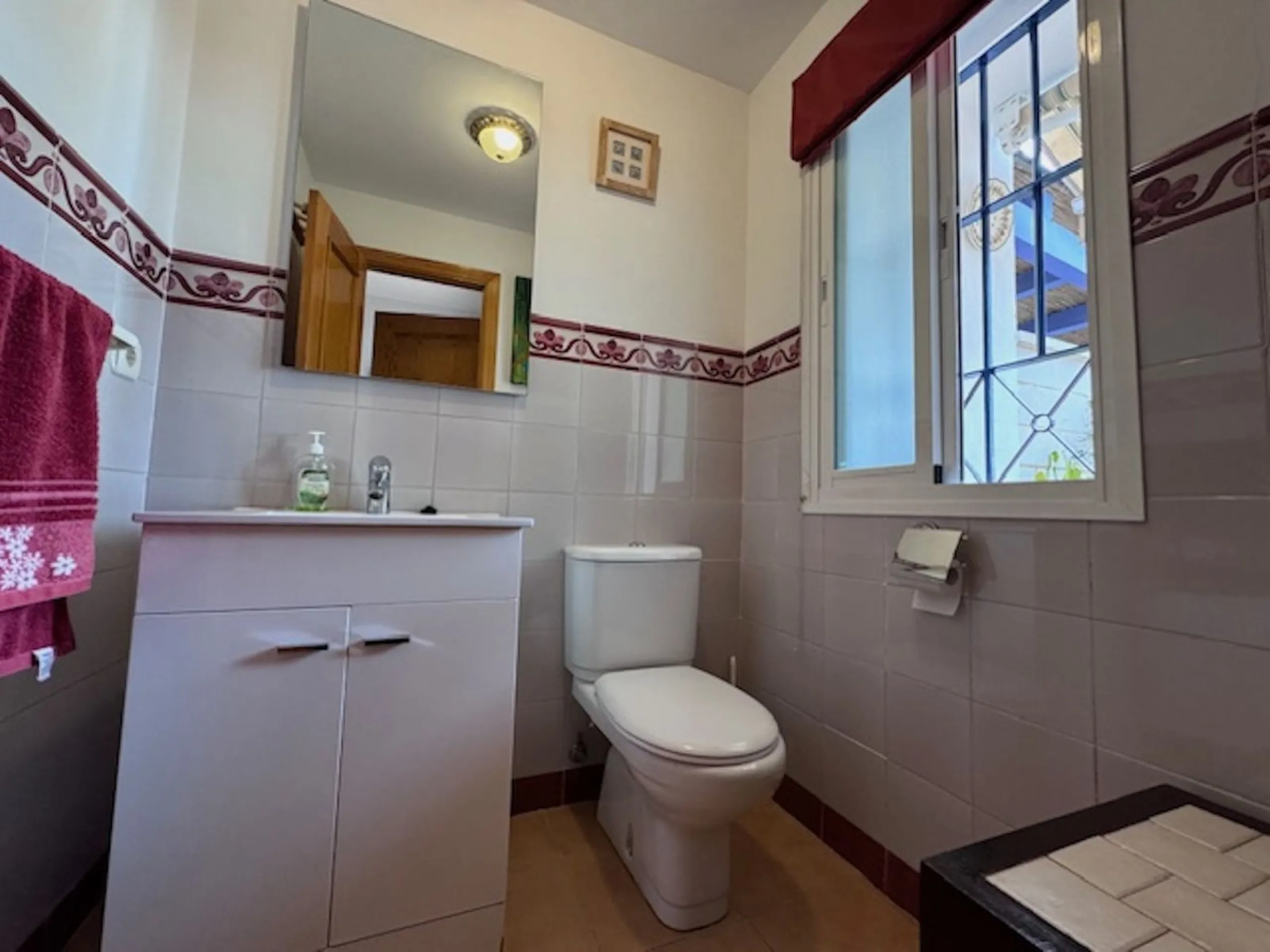 Nice townhouse is located in the sought after area of San Pedro de Alcántara. The house is located only a few minutes walking distance from the center of San Pedro and only 3 minutes by car from the beach. Entering the property you will find the spacious 