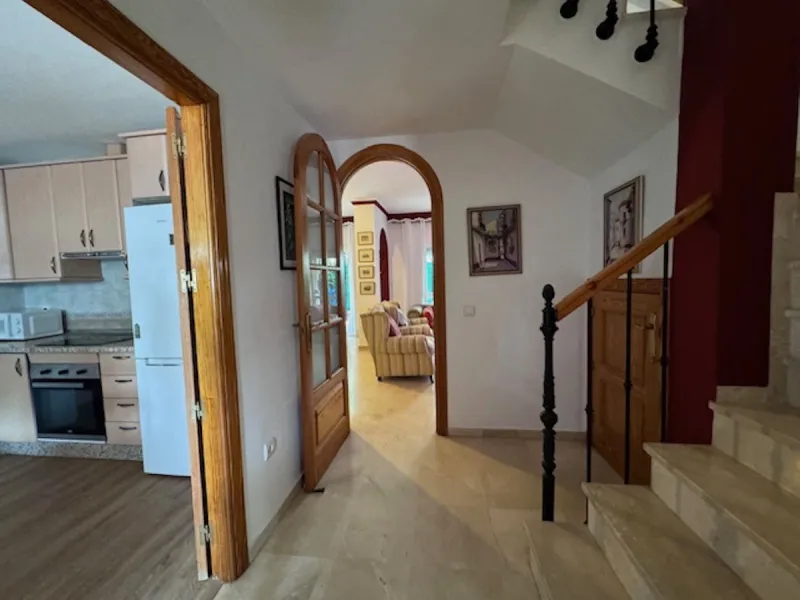Nice townhouse is located in the sought after area of San Pedro de Alcántara. The house is located only a few minutes walking distance from the center of San Pedro and only 3 minutes by car from the beach. Entering the property you will find the spacious 