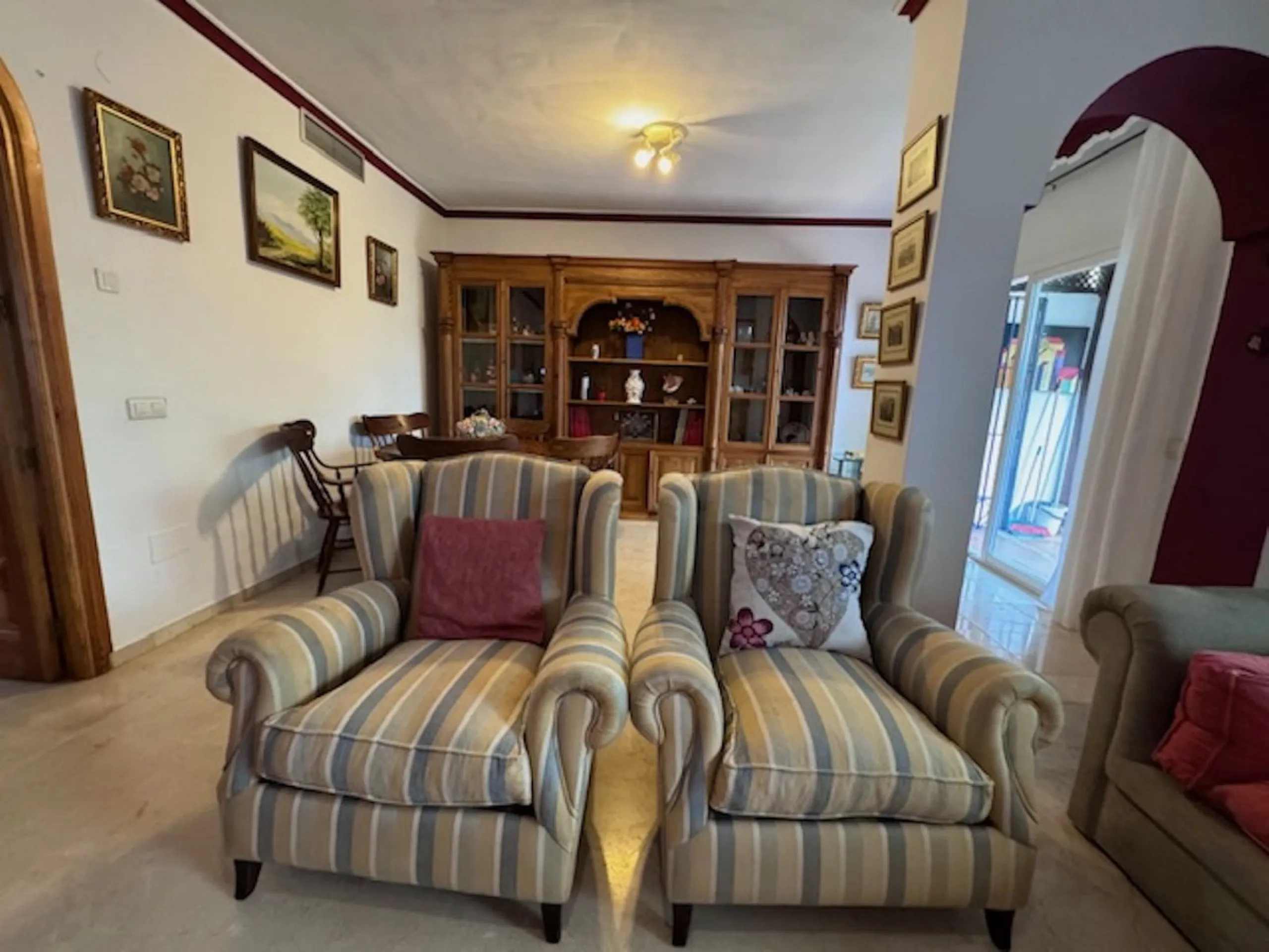 Nice townhouse is located in the sought after area of San Pedro de Alcántara. The house is located only a few minutes walking distance from the center of San Pedro and only 3 minutes by car from the beach. Entering the property you will find the spacious 