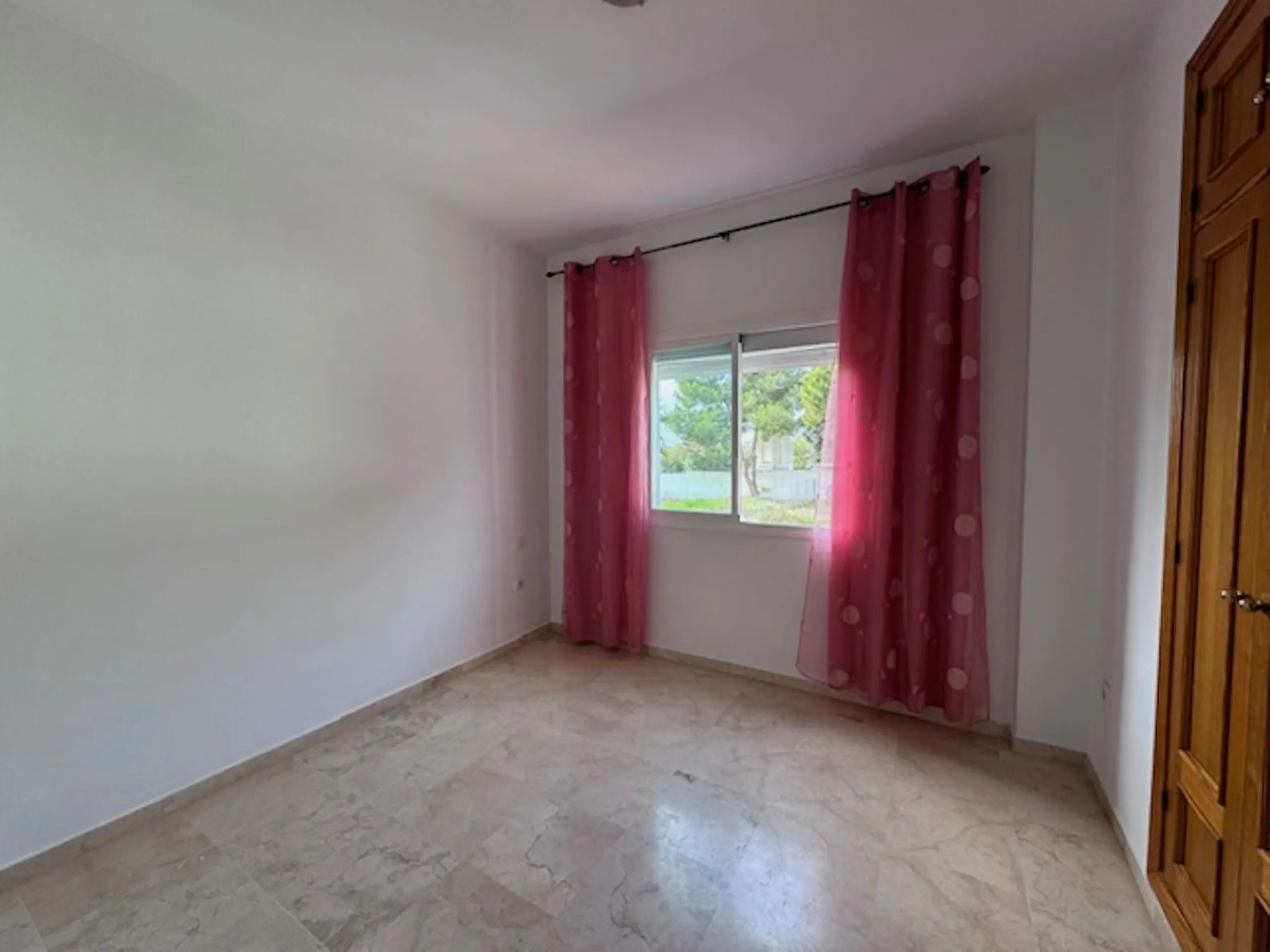 Nice townhouse is located in the sought after area of San Pedro de Alcántara. The house is located only a few minutes walking distance from the center of San Pedro and only 3 minutes by car from the beach. Entering the property you will find the spacious 