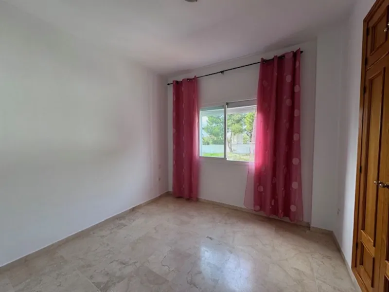 Nice townhouse is located in the sought after area of San Pedro de Alcántara. The house is located only a few minutes walking distance from the center of San Pedro and only 3 minutes by car from the beach. Entering the property you will find the spacious 
