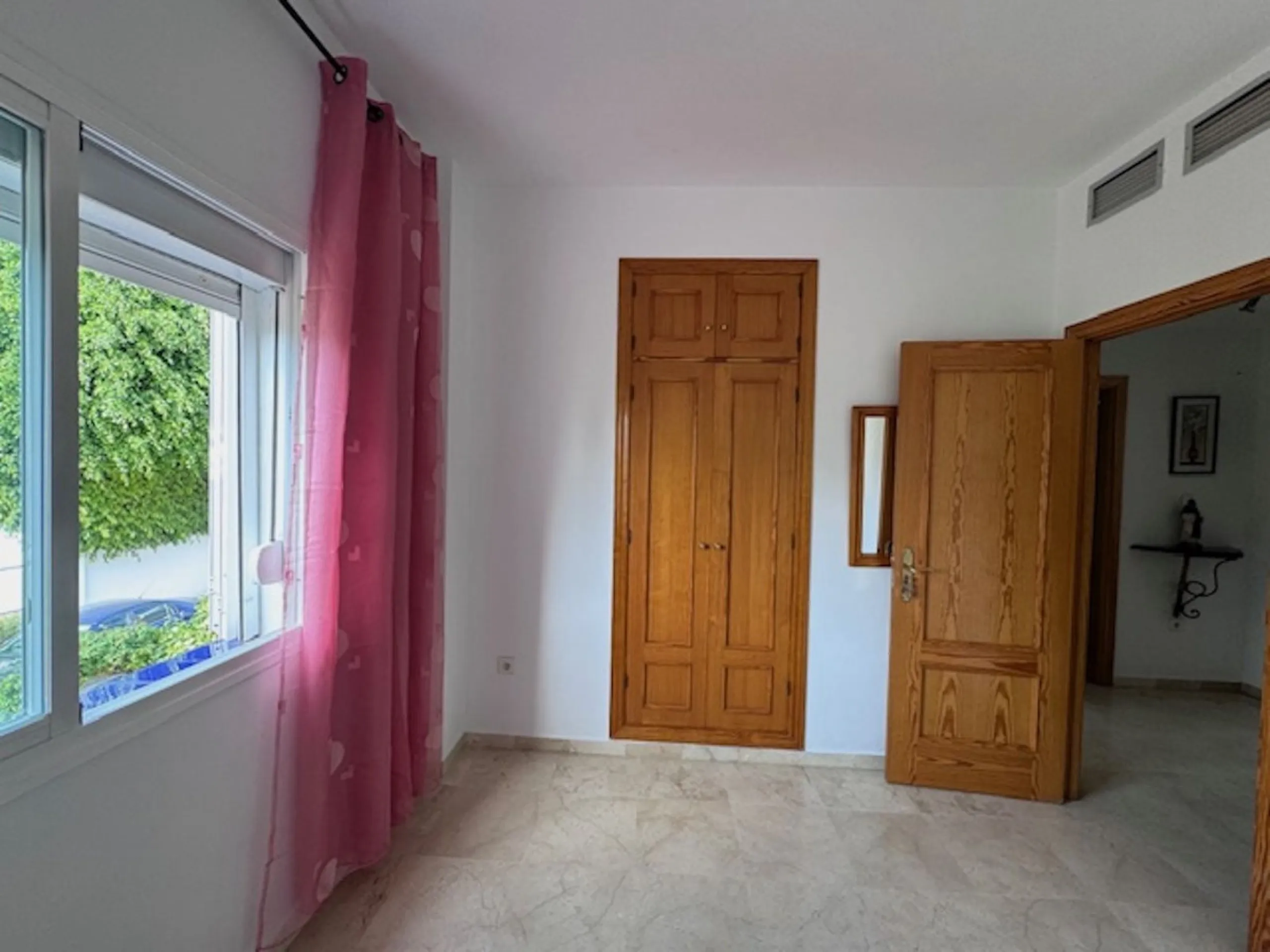 Nice townhouse is located in the sought after area of San Pedro de Alcántara. The house is located only a few minutes walking distance from the center of San Pedro and only 3 minutes by car from the beach. Entering the property you will find the spacious 