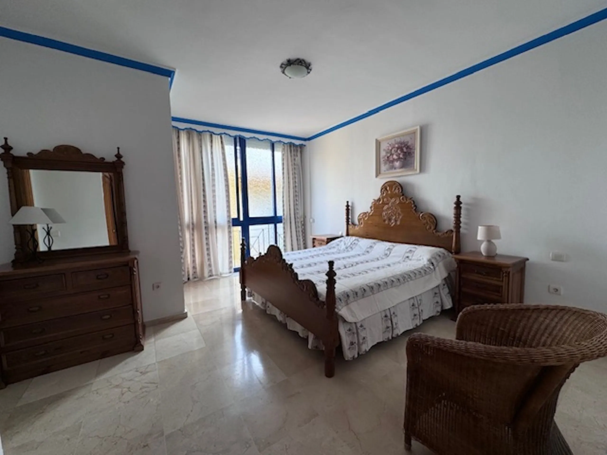 Nice townhouse is located in the sought after area of San Pedro de Alcántara. The house is located only a few minutes walking distance from the center of San Pedro and only 3 minutes by car from the beach. Entering the property you will find the spacious 