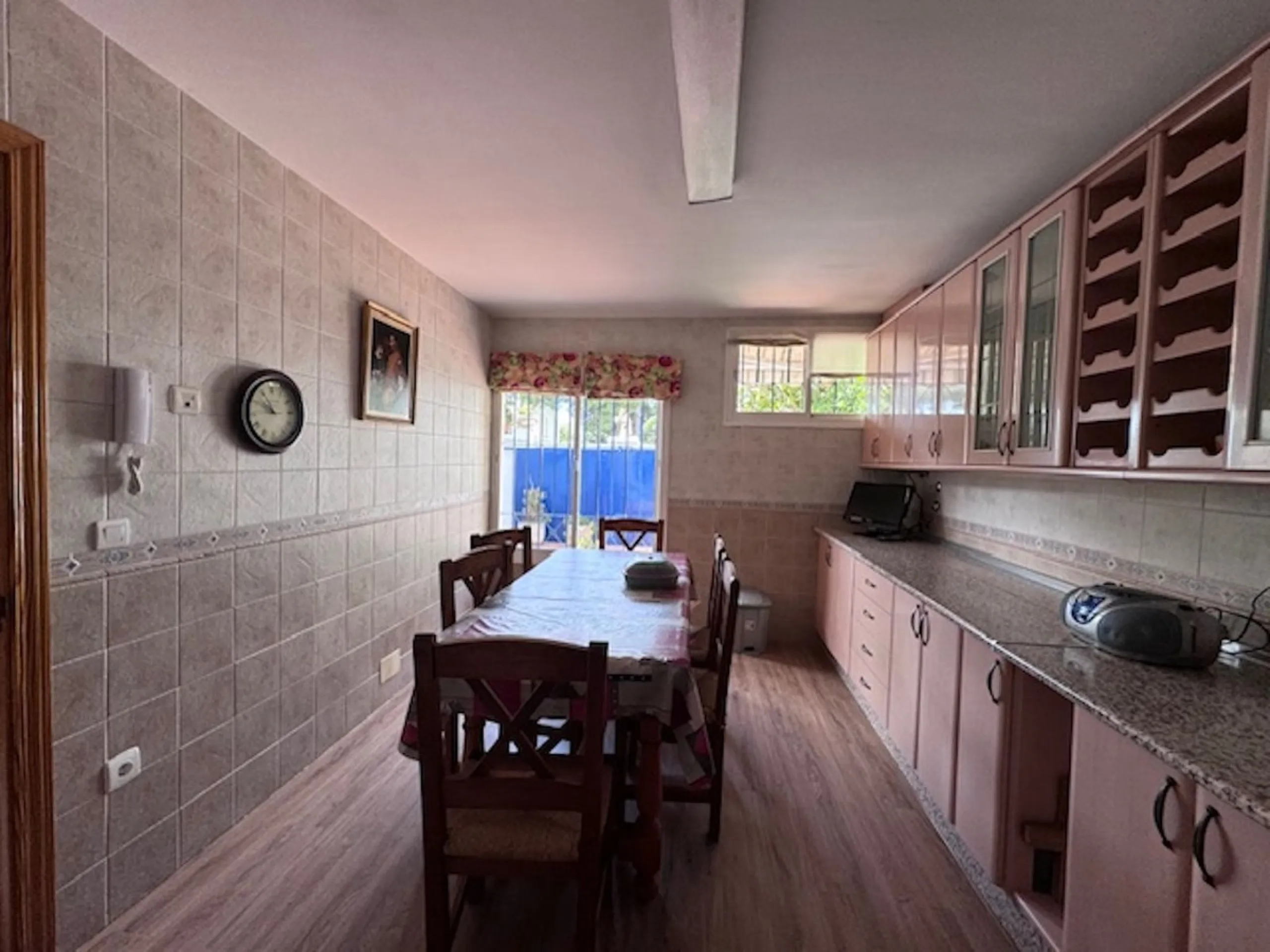 Nice townhouse is located in the sought after area of San Pedro de Alcántara. The house is located only a few minutes walking distance from the center of San Pedro and only 3 minutes by car from the beach. Entering the property you will find the spacious 
