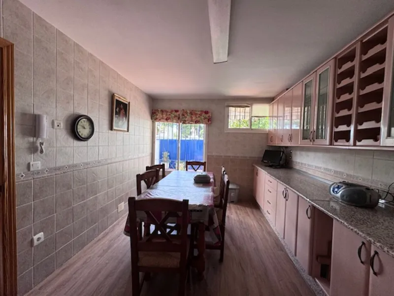Nice townhouse is located in the sought after area of San Pedro de Alcántara. The house is located only a few minutes walking distance from the center of San Pedro and only 3 minutes by car from the beach. Entering the property you will find the spacious 