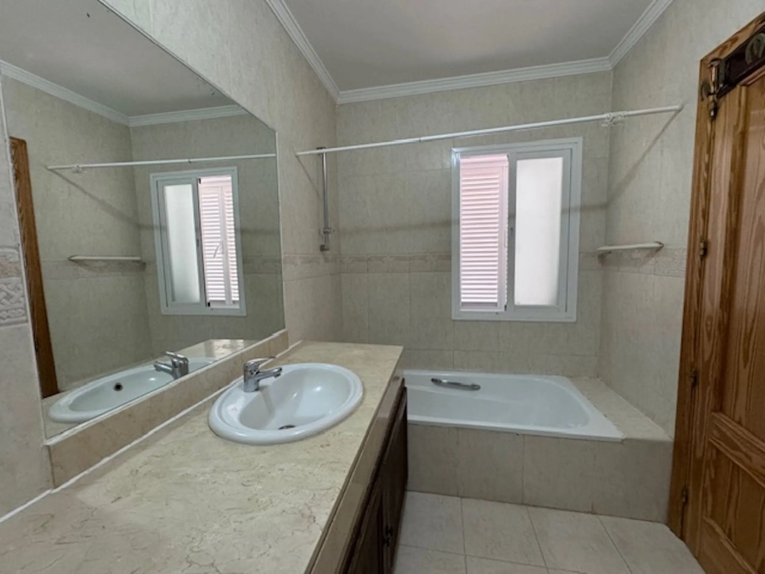 Nice townhouse is located in the sought after area of San Pedro de Alcántara. The house is located only a few minutes walking distance from the center of San Pedro and only 3 minutes by car from the beach. Entering the property you will find the spacious 