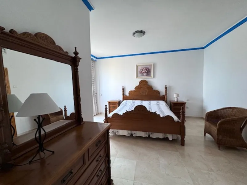 Nice townhouse is located in the sought after area of San Pedro de Alcántara. The house is located only a few minutes walking distance from the center of San Pedro and only 3 minutes by car from the beach. Entering the property you will find the spacious 