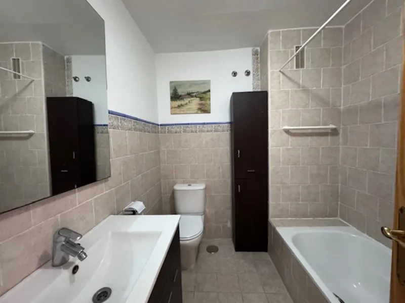 Nice townhouse is located in the sought after area of San Pedro de Alcántara. The house is located only a few minutes walking distance from the center of San Pedro and only 3 minutes by car from the beach. Entering the property you will find the spacious 