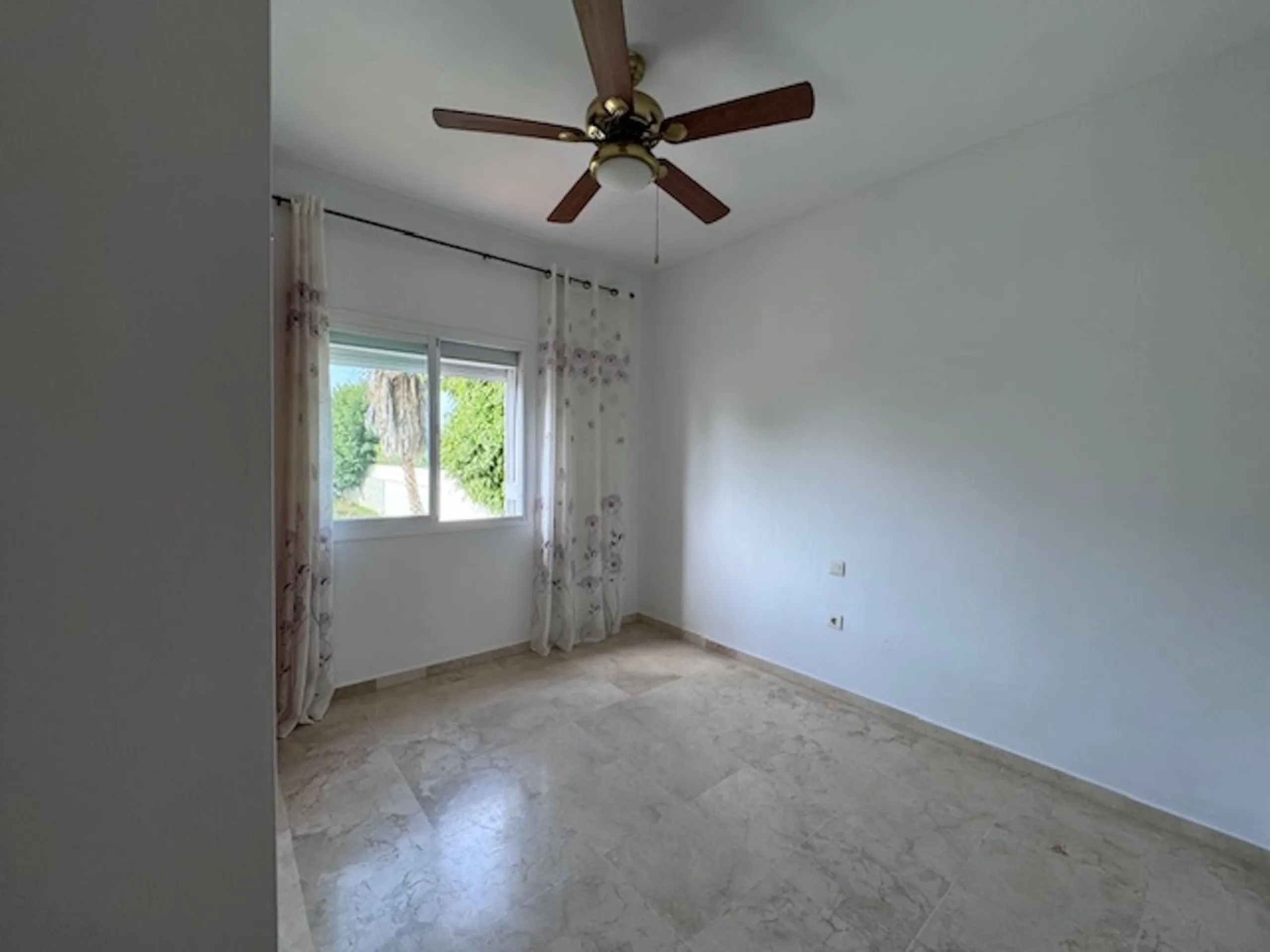 Nice townhouse is located in the sought after area of San Pedro de Alcántara. The house is located only a few minutes walking distance from the center of San Pedro and only 3 minutes by car from the beach. Entering the property you will find the spacious 