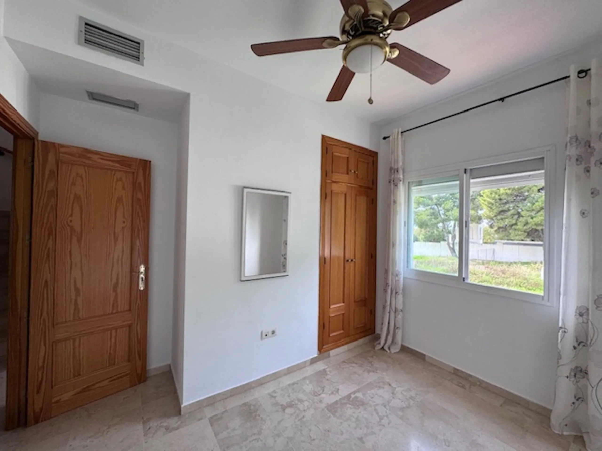Nice townhouse is located in the sought after area of San Pedro de Alcántara. The house is located only a few minutes walking distance from the center of San Pedro and only 3 minutes by car from the beach. Entering the property you will find the spacious 