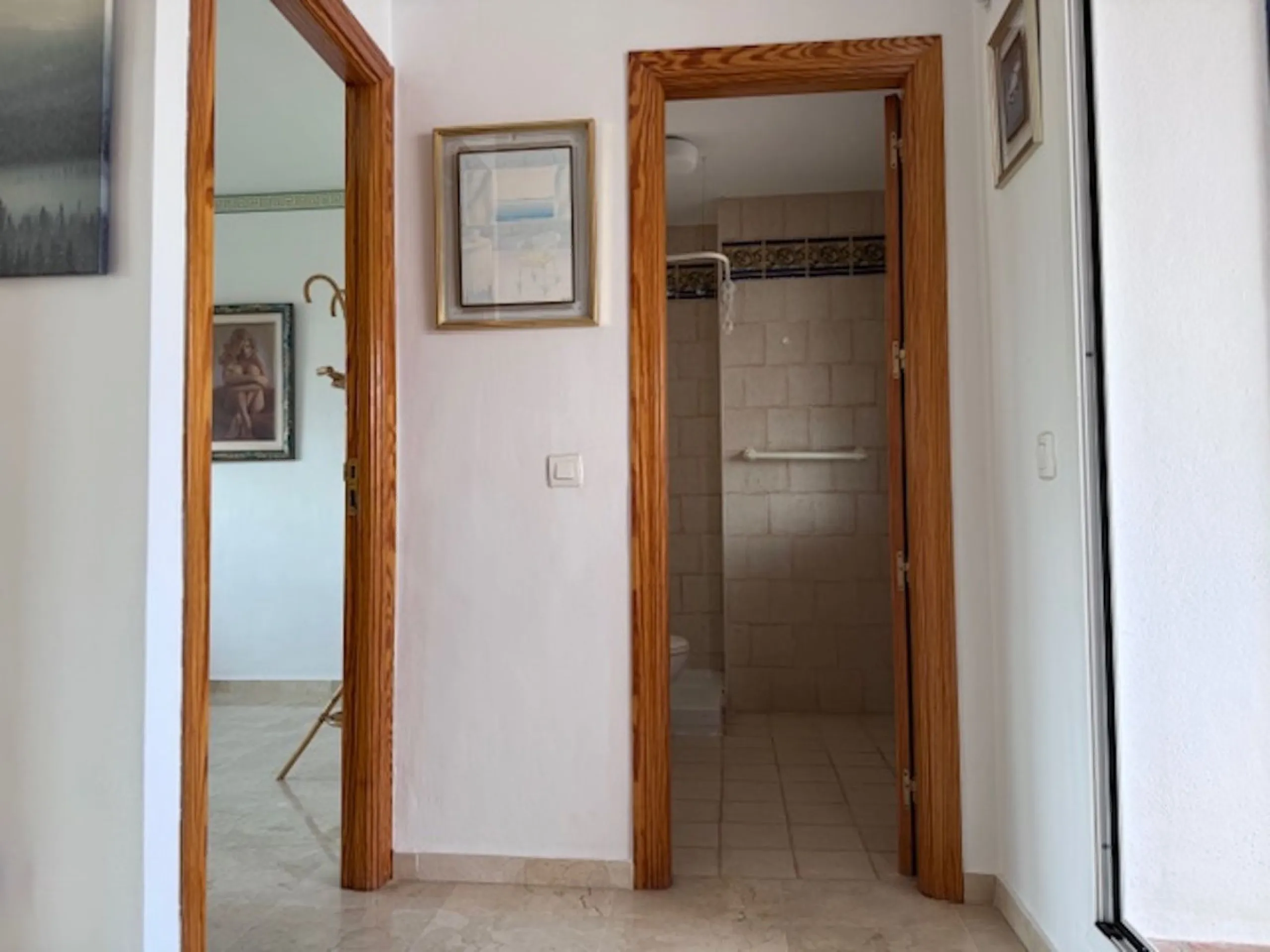 Nice townhouse is located in the sought after area of San Pedro de Alcántara. The house is located only a few minutes walking distance from the center of San Pedro and only 3 minutes by car from the beach. Entering the property you will find the spacious 