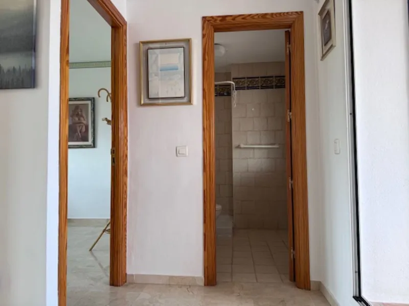 Nice townhouse is located in the sought after area of San Pedro de Alcántara. The house is located only a few minutes walking distance from the center of San Pedro and only 3 minutes by car from the beach. Entering the property you will find the spacious 