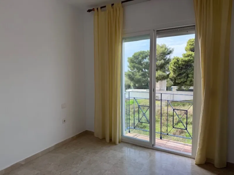 Nice townhouse is located in the sought after area of San Pedro de Alcántara. The house is located only a few minutes walking distance from the center of San Pedro and only 3 minutes by car from the beach. Entering the property you will find the spacious 