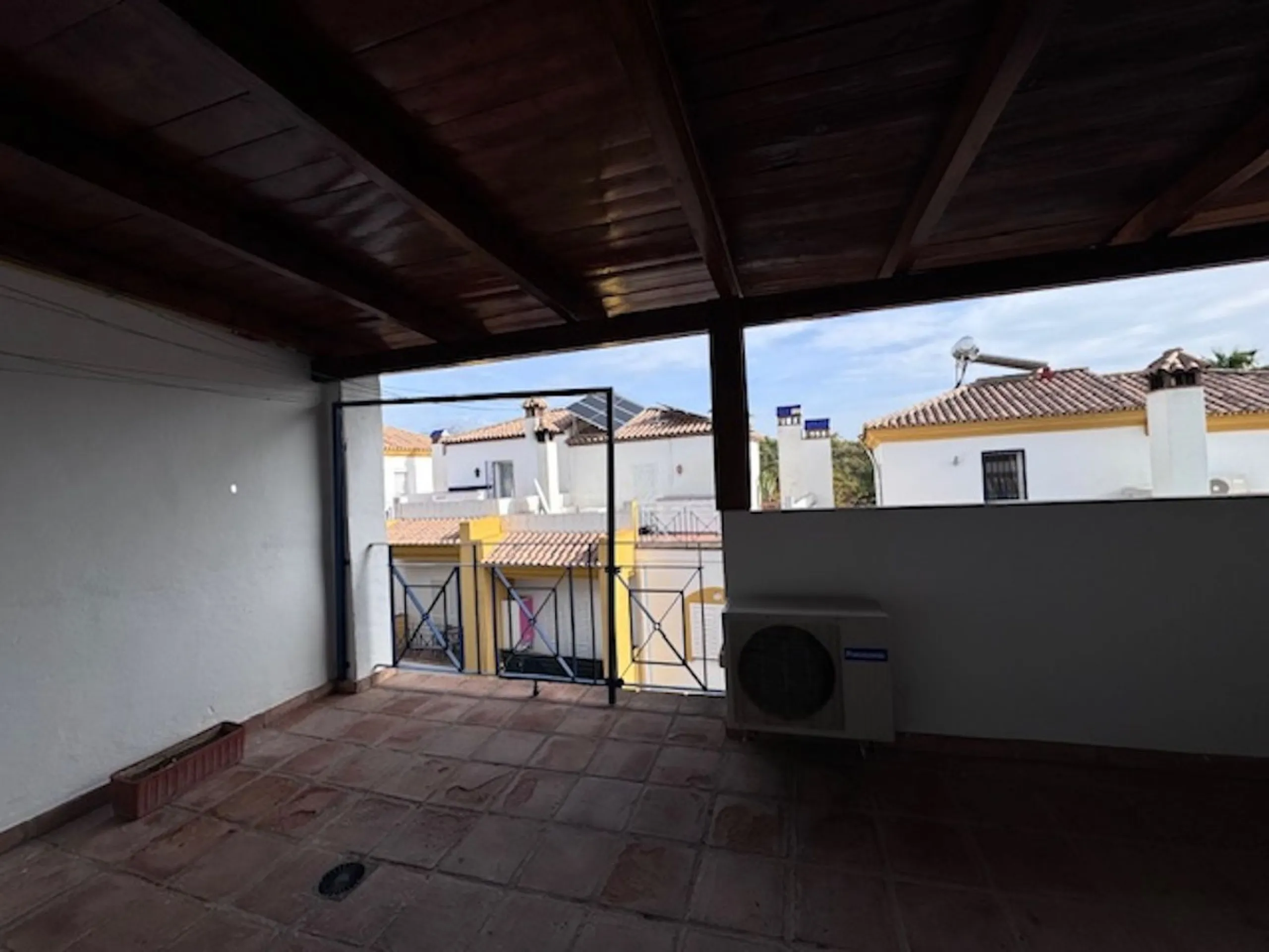 Nice townhouse is located in the sought after area of San Pedro de Alcántara. The house is located only a few minutes walking distance from the center of San Pedro and only 3 minutes by car from the beach. Entering the property you will find the spacious 