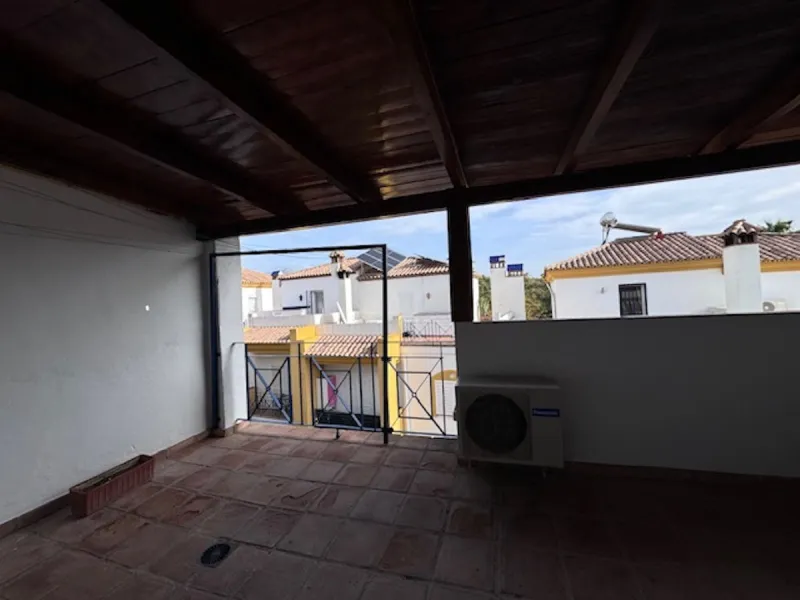 Nice townhouse is located in the sought after area of San Pedro de Alcántara. The house is located only a few minutes walking distance from the center of San Pedro and only 3 minutes by car from the beach. Entering the property you will find the spacious 