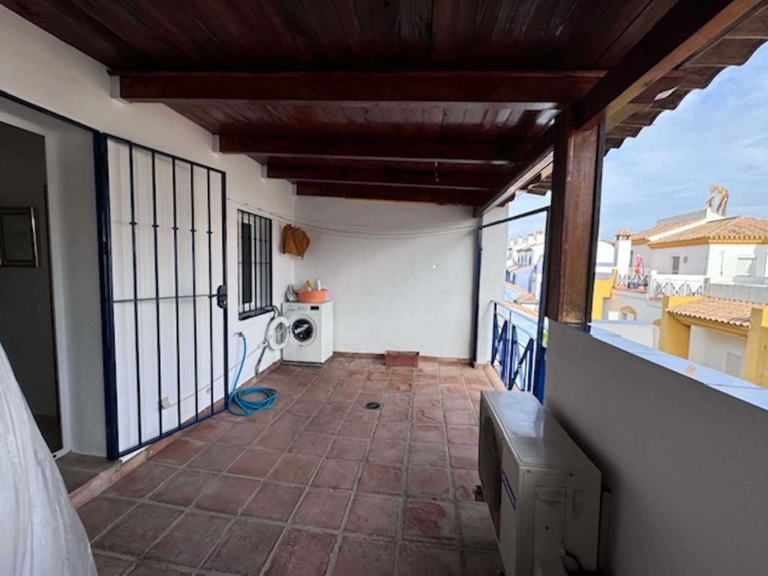 Nice townhouse is located in the sought after area of San Pedro de Alcántara. The house is located only a few minutes walking distance from the center of San Pedro and only 3 minutes by car from the beach. Entering the property you will find the spacious 