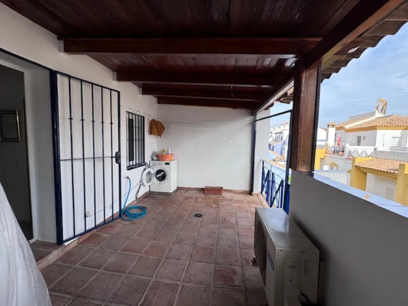 Nice townhouse is located in the sought after area of San Pedro de Alcántara. The house is located only a few minutes walking distance from the center of San Pedro and only 3 minutes by car from the beach. Entering the property you will find the spacious 