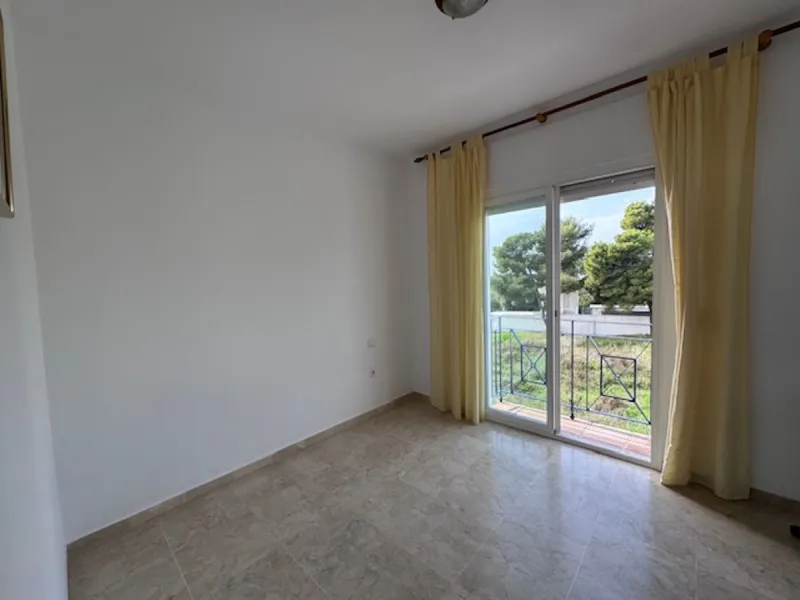 Nice townhouse is located in the sought after area of San Pedro de Alcántara. The house is located only a few minutes walking distance from the center of San Pedro and only 3 minutes by car from the beach. Entering the property you will find the spacious 