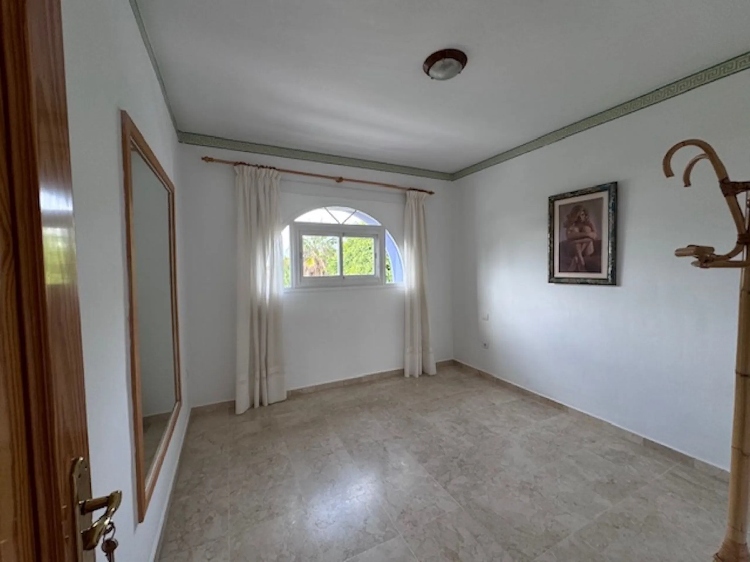 Nice townhouse is located in the sought after area of San Pedro de Alcántara. The house is located only a few minutes walking distance from the center of San Pedro and only 3 minutes by car from the beach. Entering the property you will find the spacious 