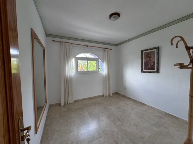 Nice townhouse is located in the sought after area of San Pedro de Alcántara. The house is located only a few minutes walking distance from the center of San Pedro and only 3 minutes by car from the beach. Entering the property you will find the spacious 
