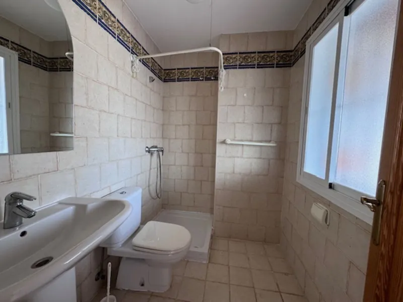 Nice townhouse is located in the sought after area of San Pedro de Alcántara. The house is located only a few minutes walking distance from the center of San Pedro and only 3 minutes by car from the beach. Entering the property you will find the spacious 
