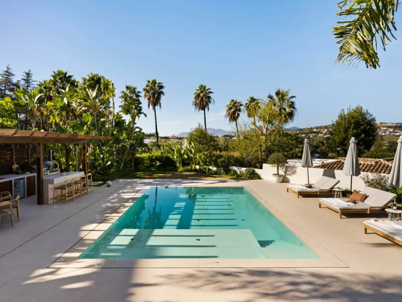 Introducing this exceptional family residence, set within one of the most sought-after gated communities in Los Naranjos, Nueva Andalucía, just moments from one of Marbella's finest golf courses.