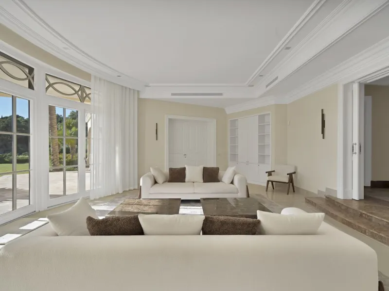 This exclusive property offers stunning views of the sea, the Spanish and African coasts and Gibraltar and is situated in a very private and protected location in the elegant and gated Marbella Club Golf Resort. Built with the highest quality; solid woode