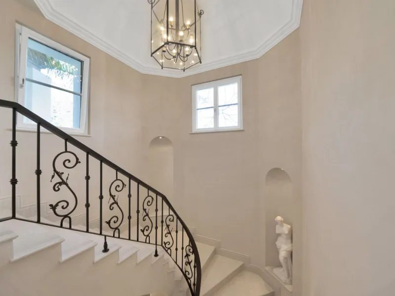 This exclusive property offers stunning views of the sea, the Spanish and African coasts and Gibraltar and is situated in a very private and protected location in the elegant and gated Marbella Club Golf Resort. Built with the highest quality; solid woode