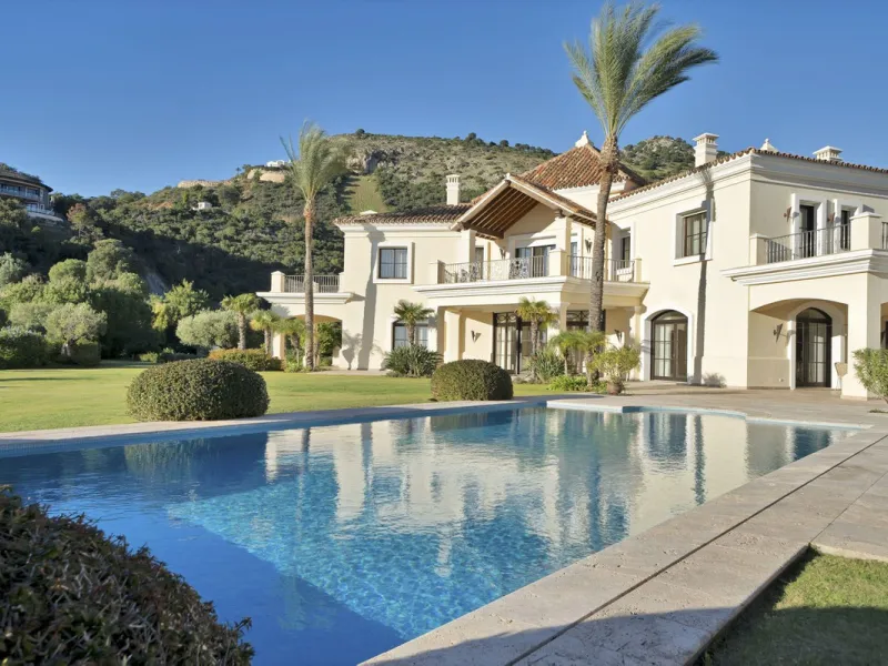 This exclusive property offers stunning views of the sea, the Spanish and African coasts and Gibraltar and is situated in a very private and protected location in the elegant and gated Marbella Club Golf Resort. Built with the highest quality; solid woode