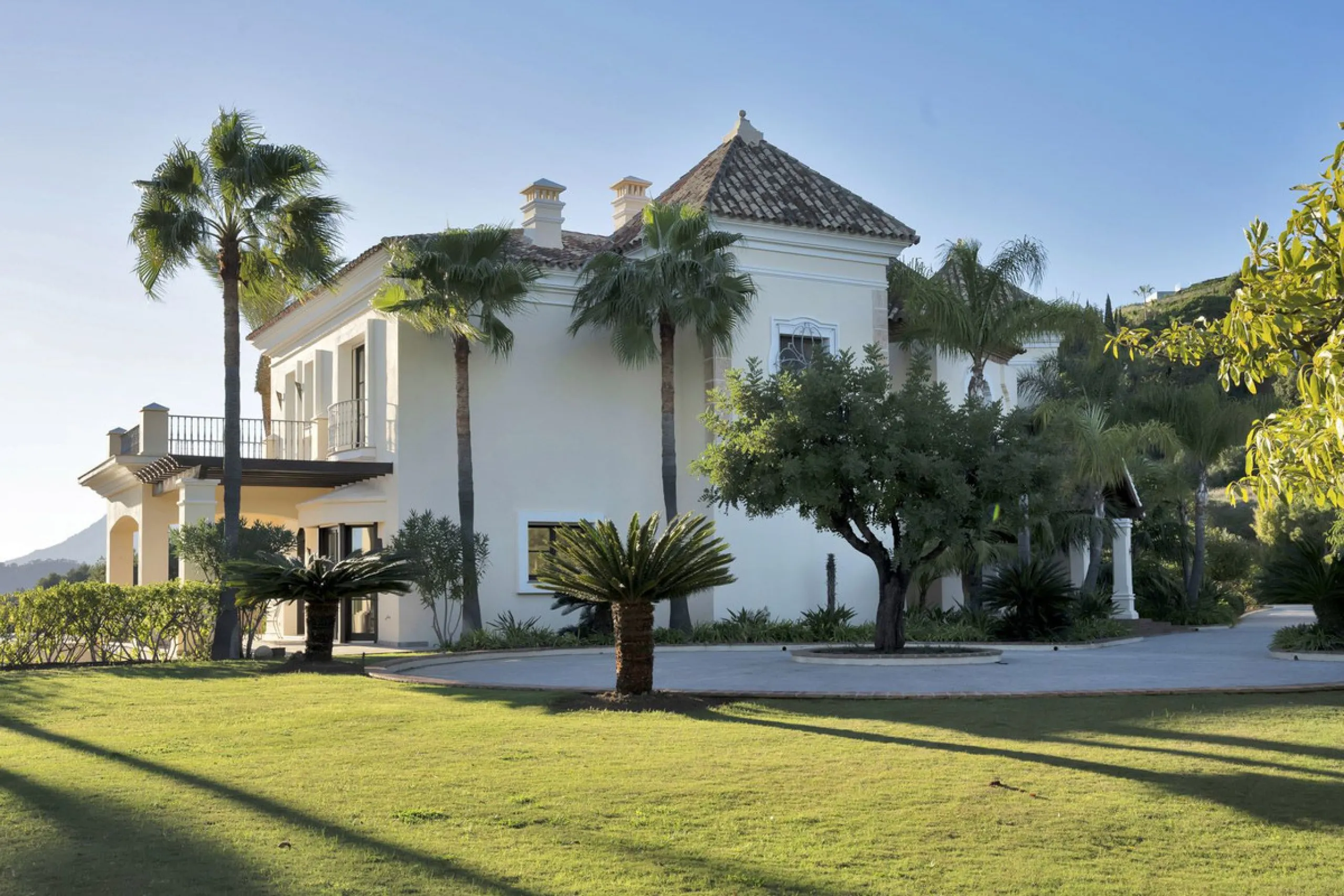 This exclusive property offers stunning views of the sea, the Spanish and African coasts and Gibraltar and is situated in a very private and protected location in the elegant and gated Marbella Club Golf Resort. Built with the highest quality; solid woode