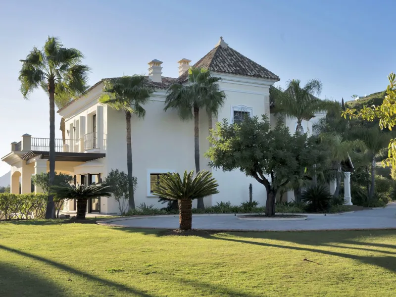 This exclusive property offers stunning views of the sea, the Spanish and African coasts and Gibraltar and is situated in a very private and protected location in the elegant and gated Marbella Club Golf Resort. Built with the highest quality; solid woode
